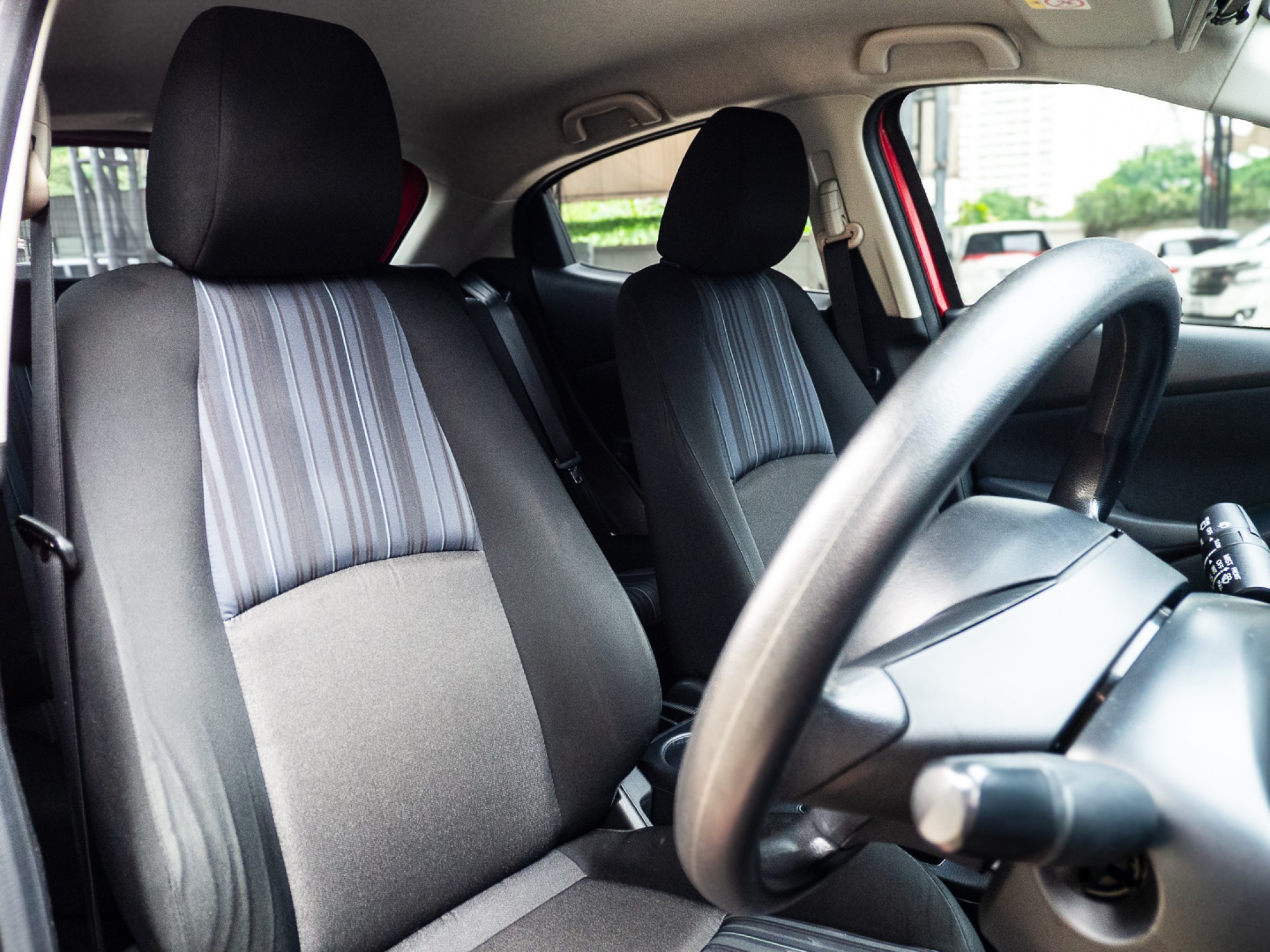 2016 Mazda 2 Hatchback (5 ประตู) สีแดง (รูปที่ 5)