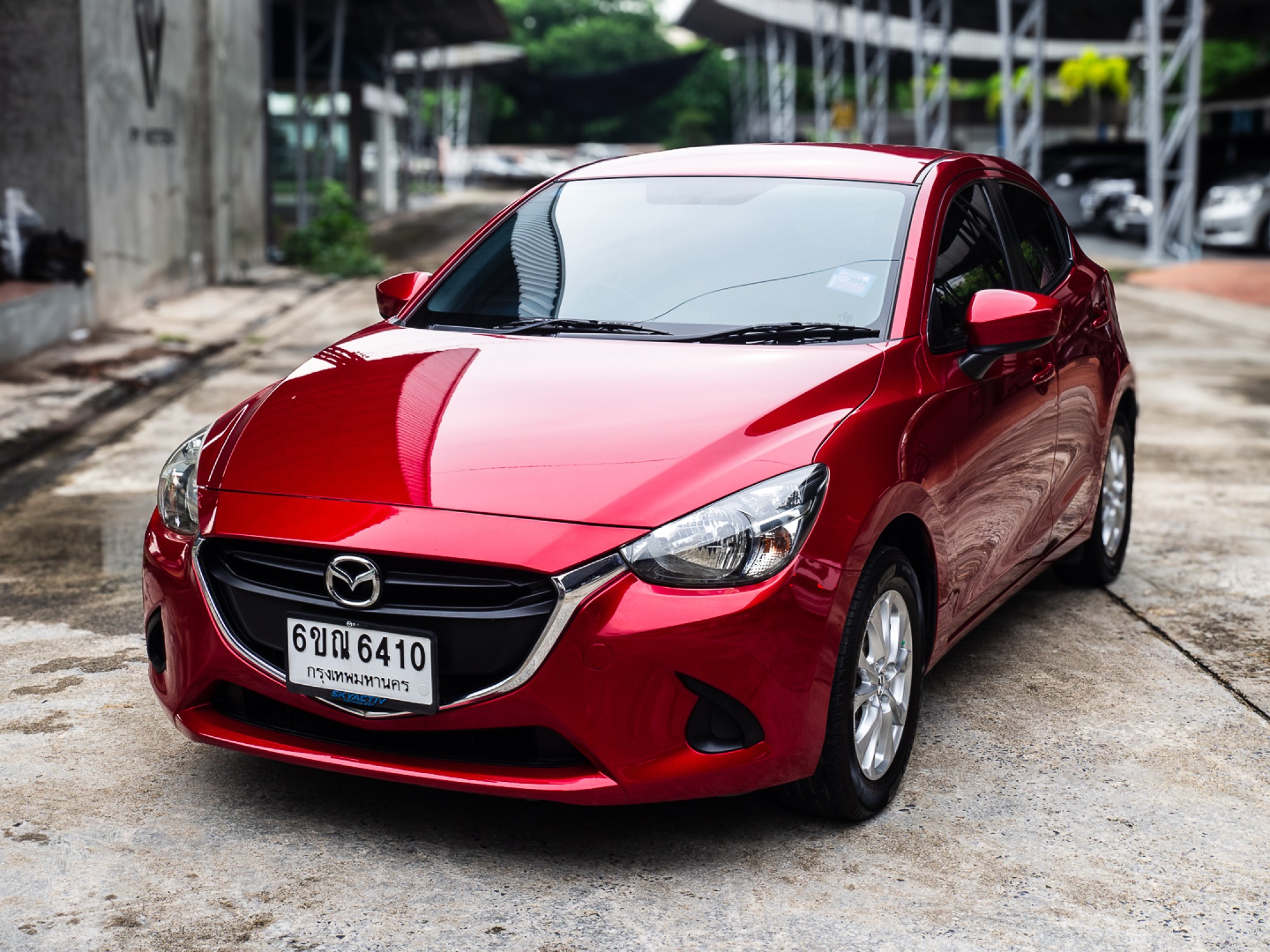 2016 Mazda 2 Hatchback (5 ประตู) สีแดง (รูปที่ 2)