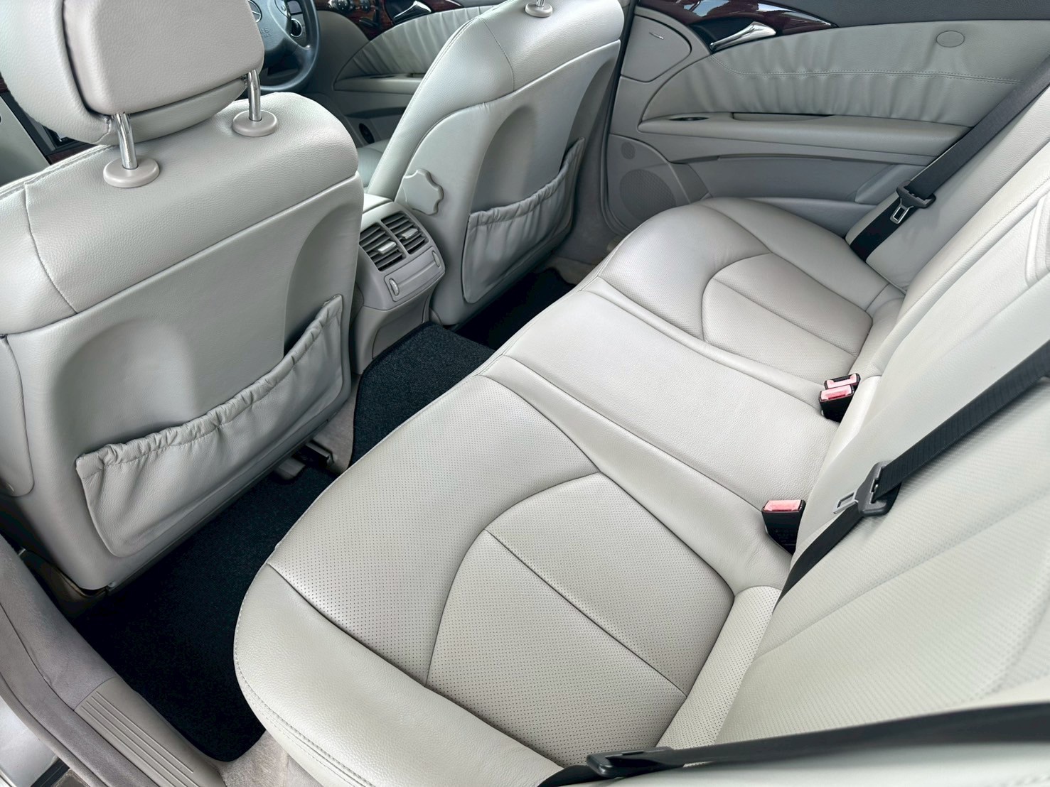 2003 Mercedes-Benz E-Class W211 E220 สีเงิน (รูปที่ 15)