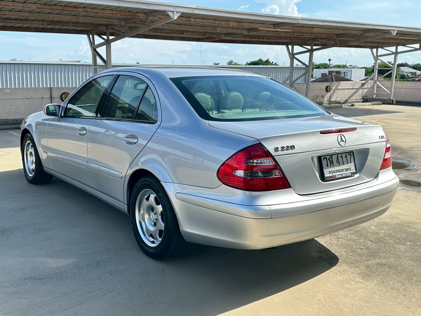 2003 Mercedes-Benz E-Class W211 E220 สีเงิน (รูปที่ 8)