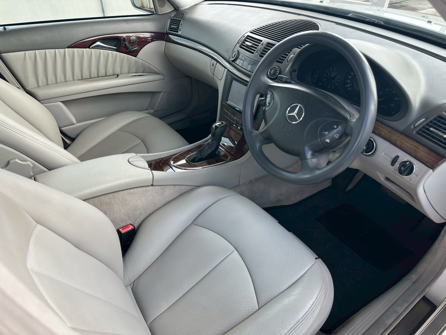 2003 Mercedes-Benz E-Class W211 E220 สีเงิน (รูปที่ 10)