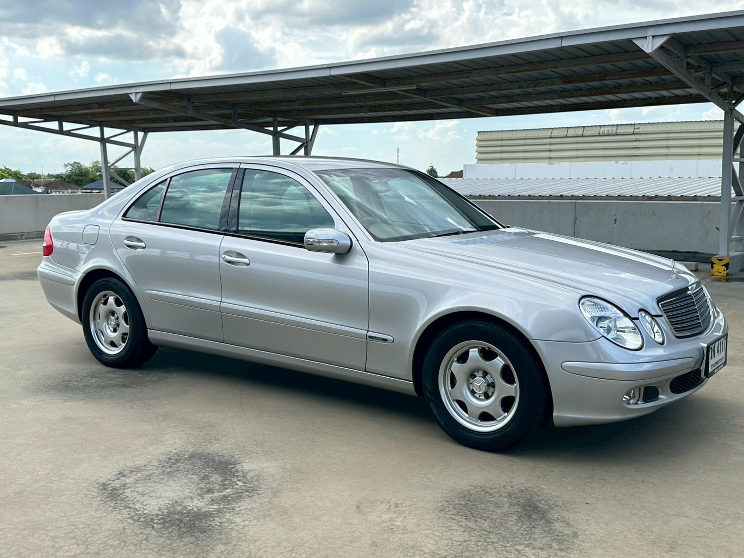 2003 Mercedes-Benz E-Class W211 E220 สีเงิน (รูปที่ 3)