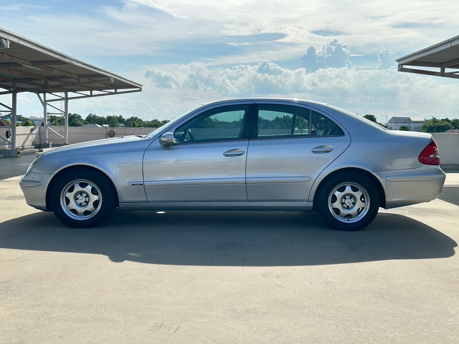 2003 Mercedes-Benz E-Class W211 E220 สีเงิน (รูปที่ 6)