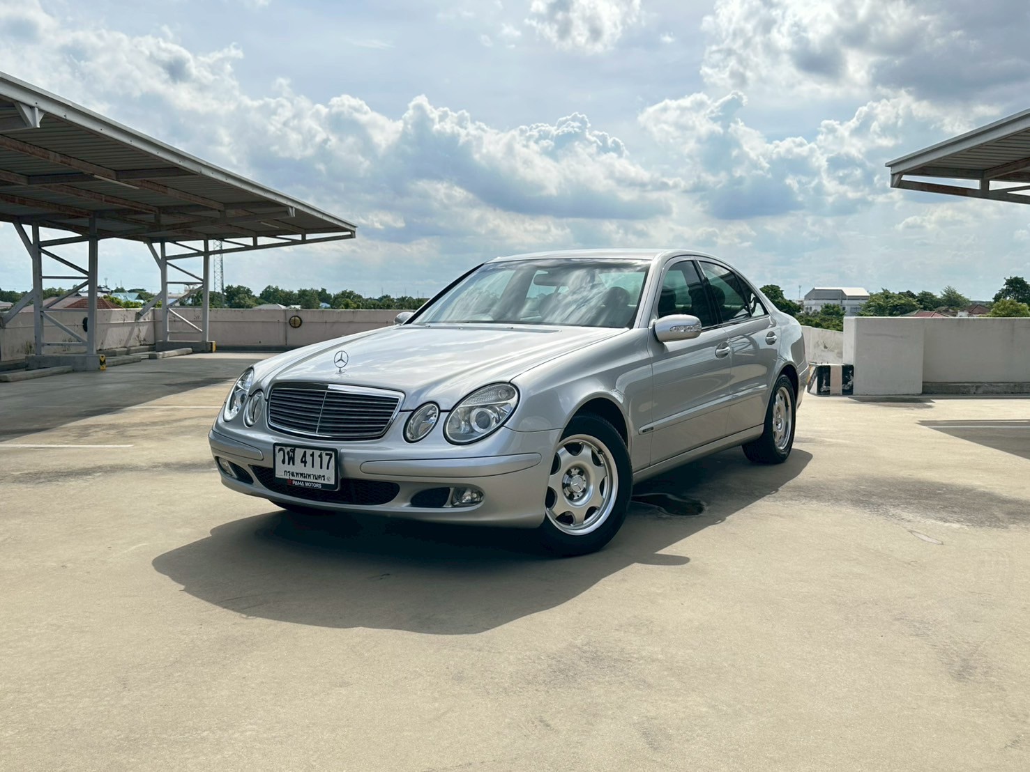 2003 Mercedes-Benz E-Class W211 E220 สีเงิน (รูปที่ 2)