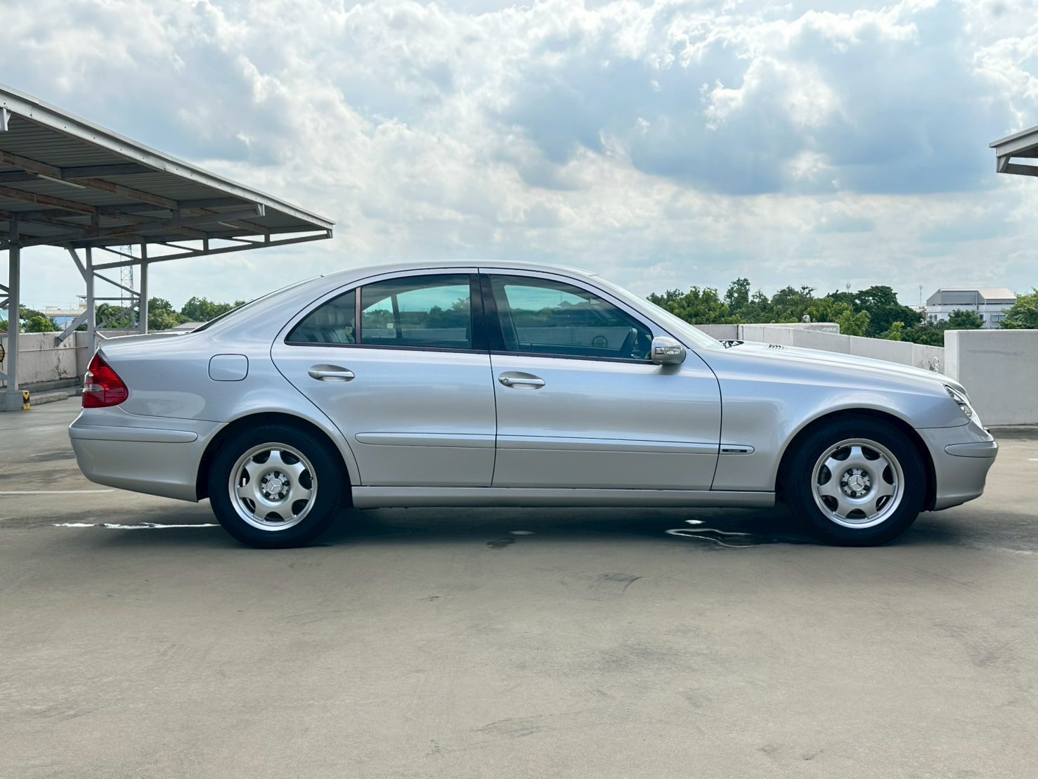 2003 Mercedes-Benz E-Class W211 E220 สีเงิน (รูปที่ 5)