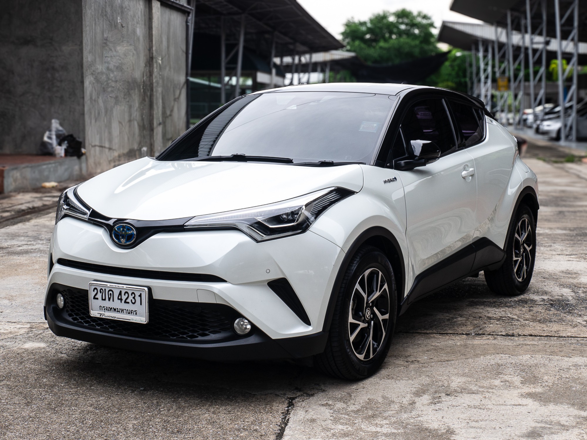 2021 Toyota C-HR สีขาว (รูปที่ 2)