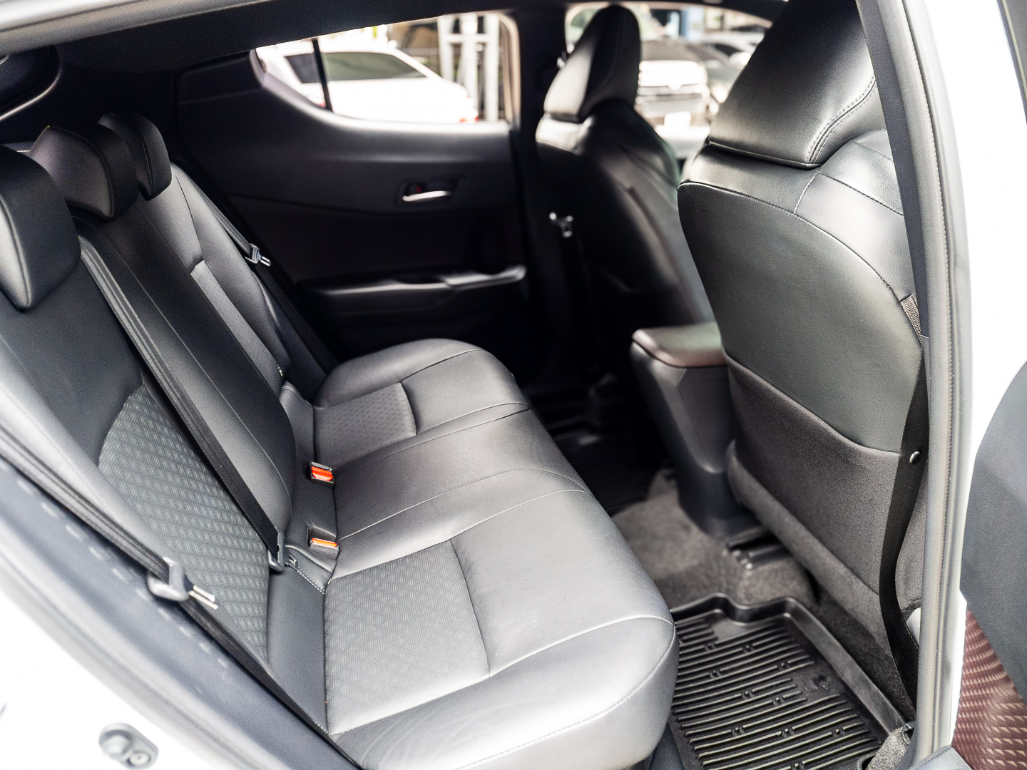 2021 Toyota C-HR สีขาว (รูปที่ 10)