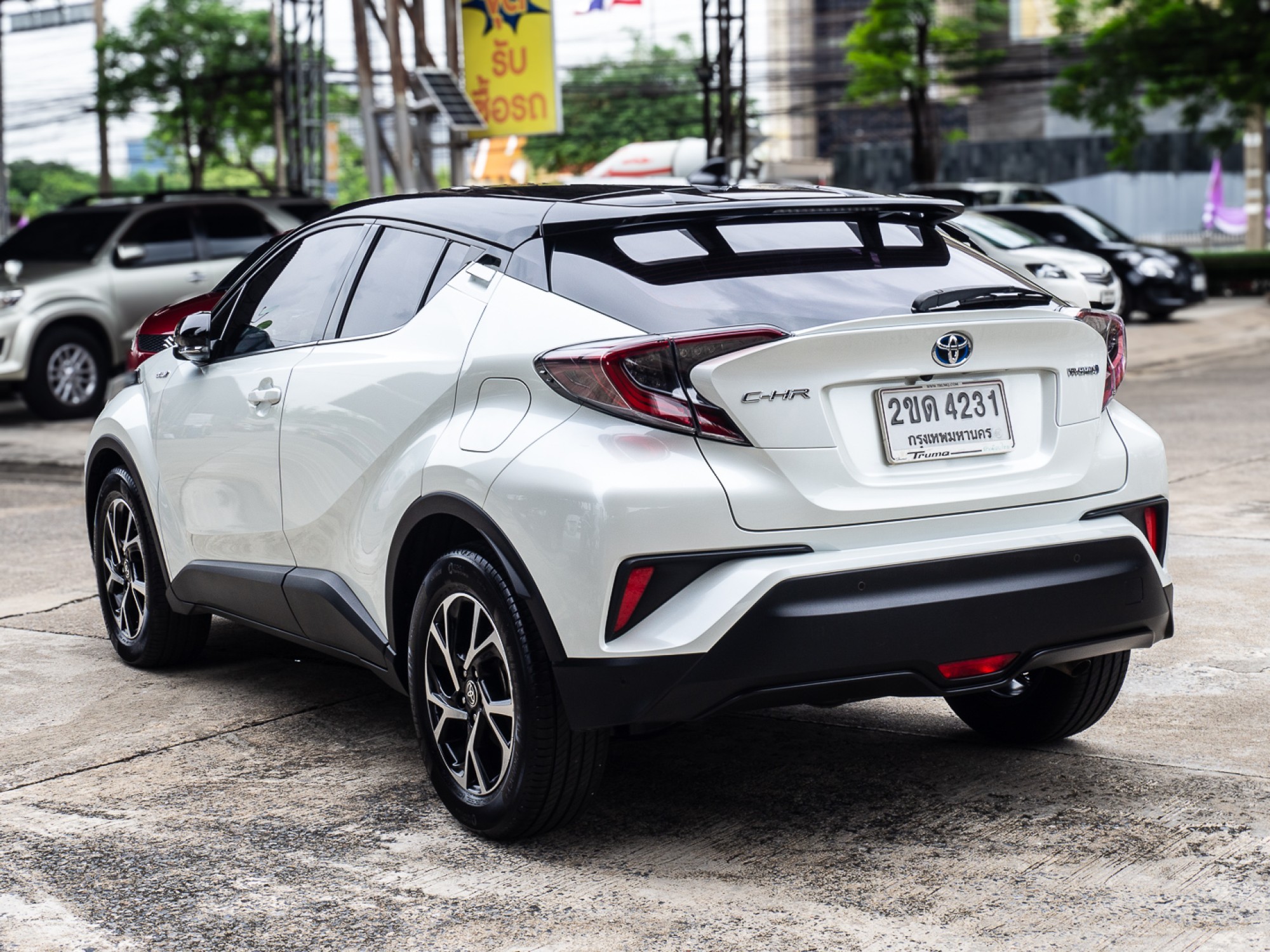 2021 Toyota C-HR สีขาว (รูปที่ 4)