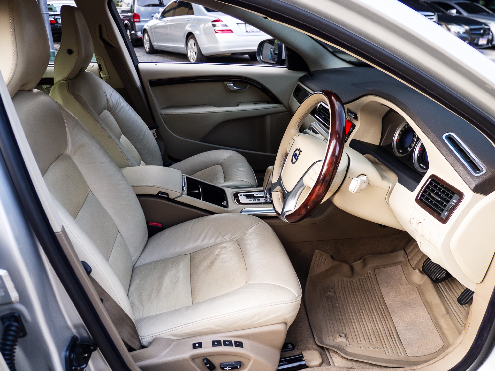 2011 Volvo S80 สีเงิน (รูปที่ 8)