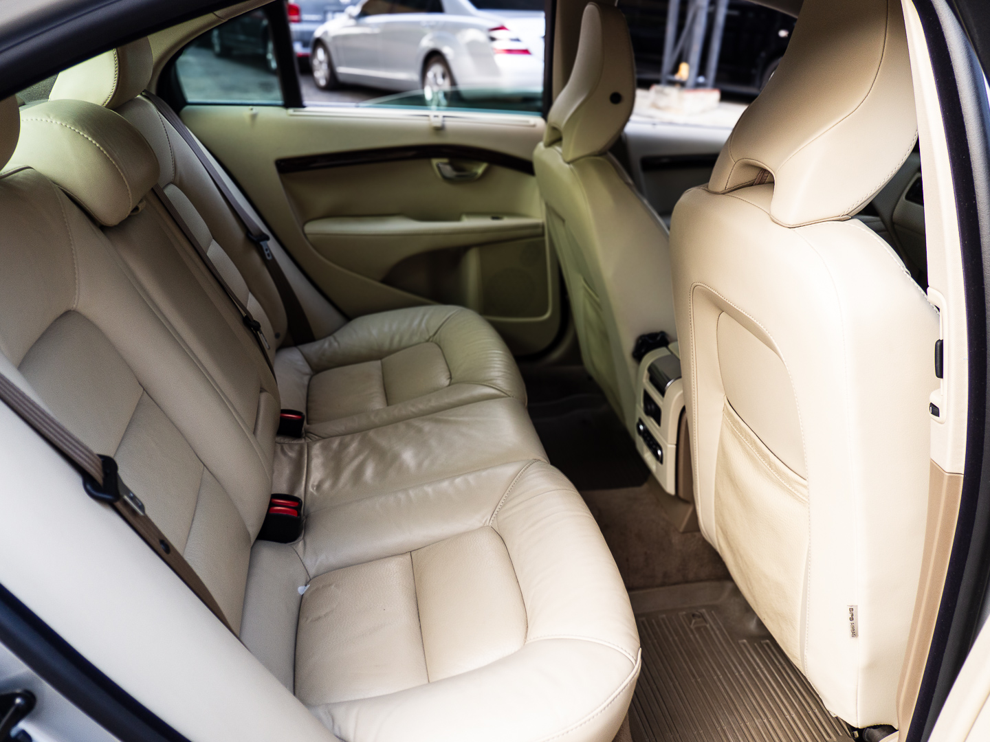 2011 Volvo S80 สีเงิน (รูปที่ 10)