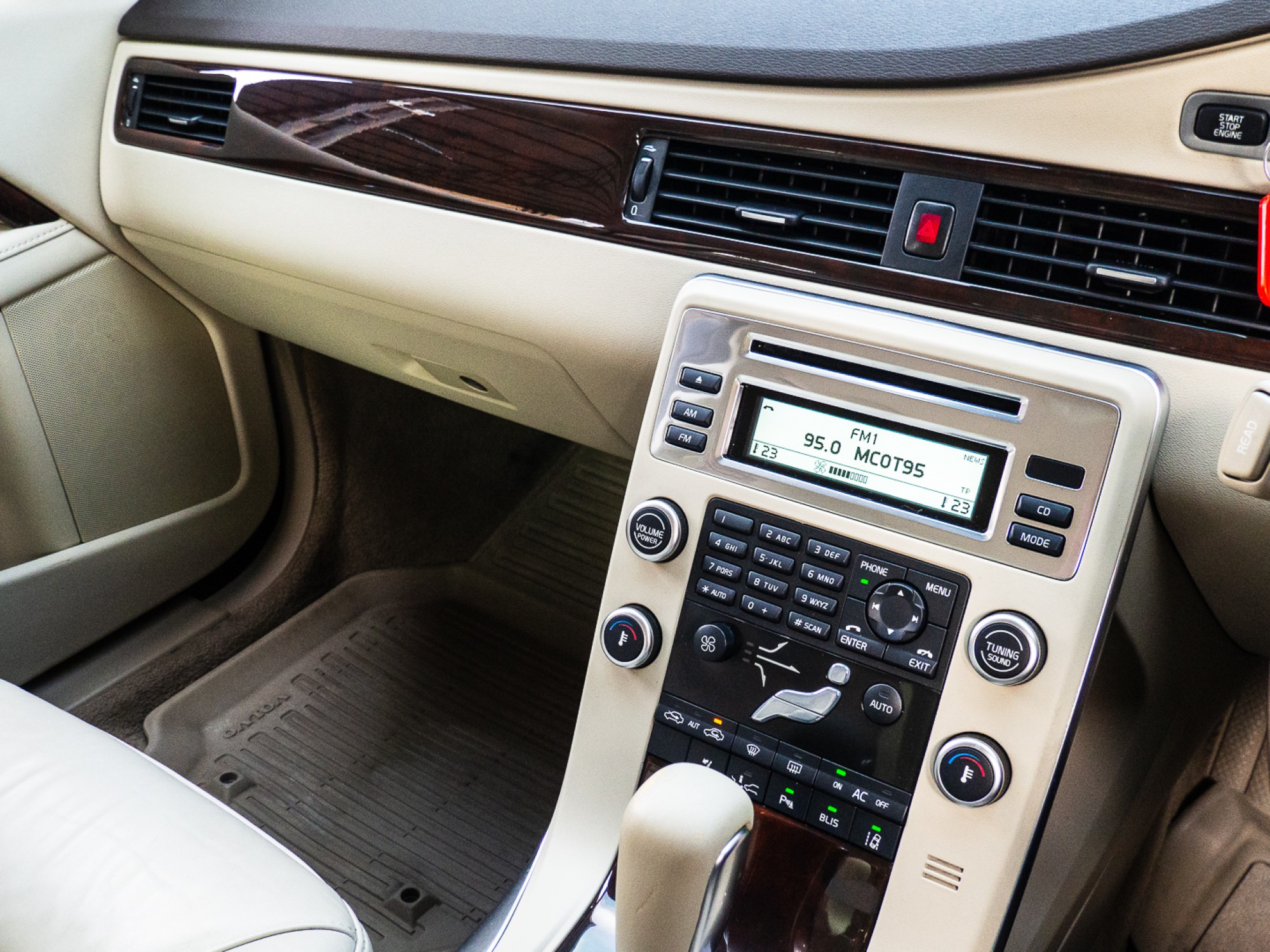 2011 Volvo S80 สีเงิน (รูปที่ 13)