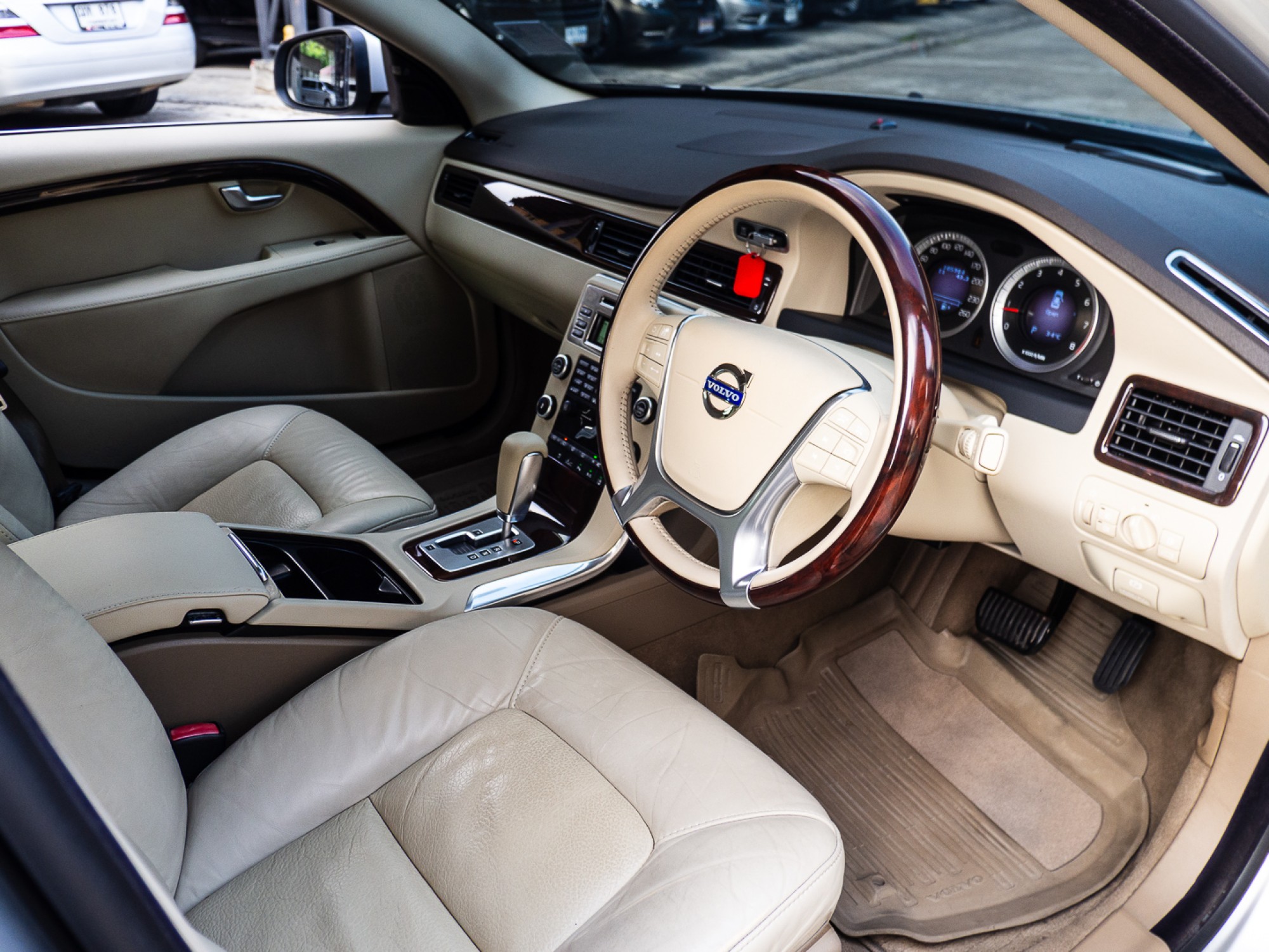 2011 Volvo S80 สีเงิน (รูปที่ 16)
