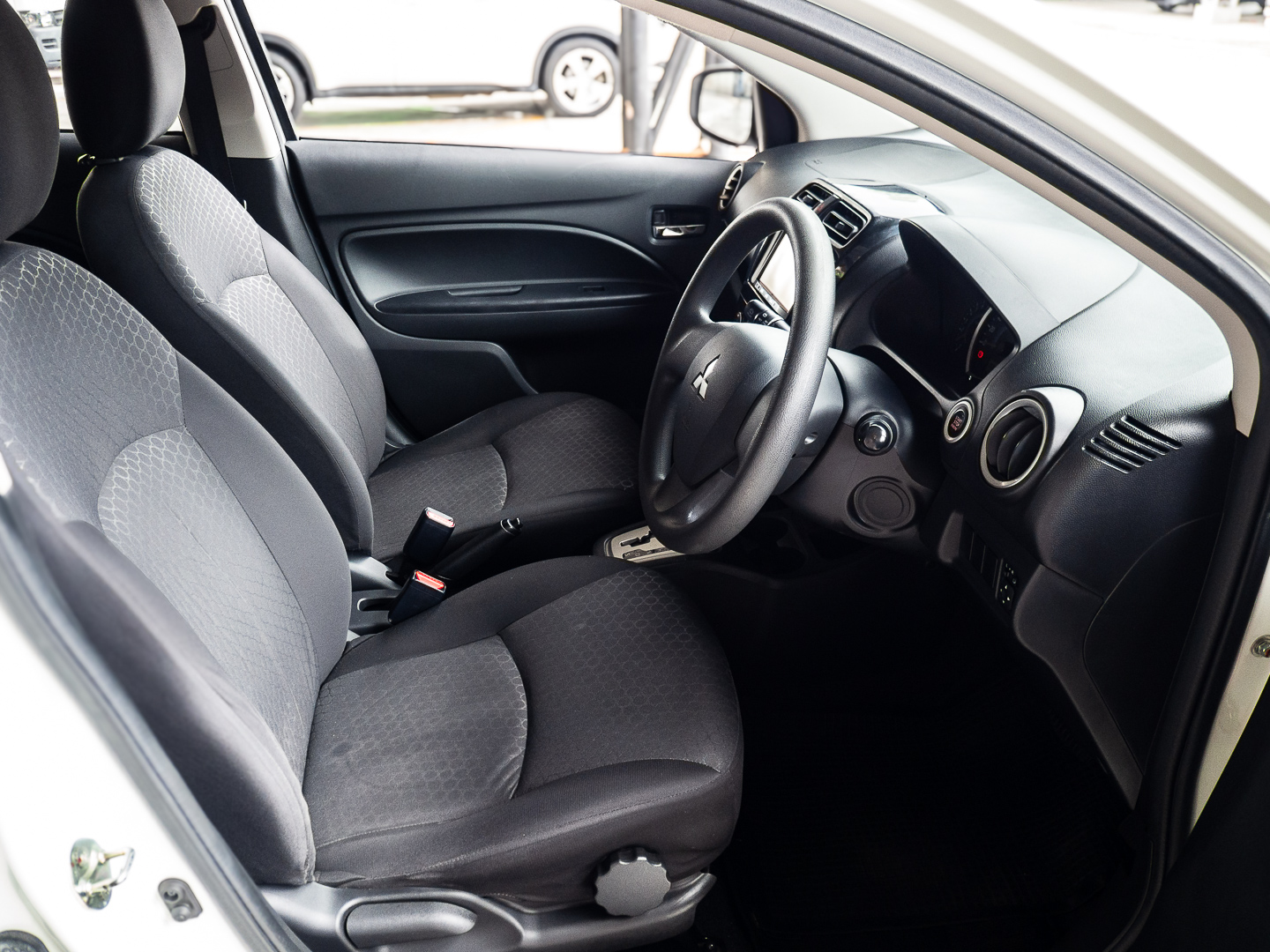 2013 Mitsubishi Mirage สีขาว (รูปที่ 8)