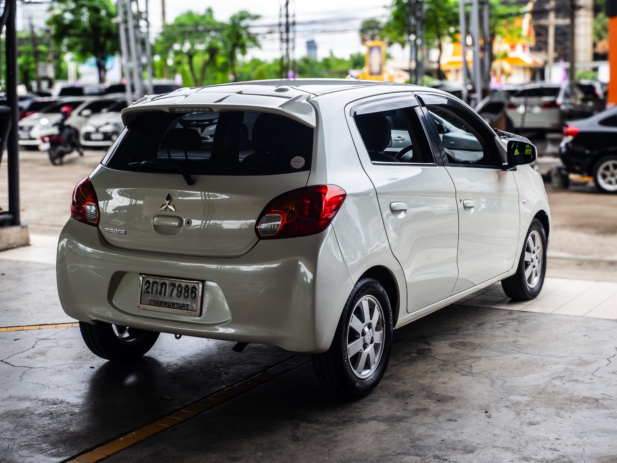 2013 Mitsubishi Mirage สีขาว (รูปที่ 7)