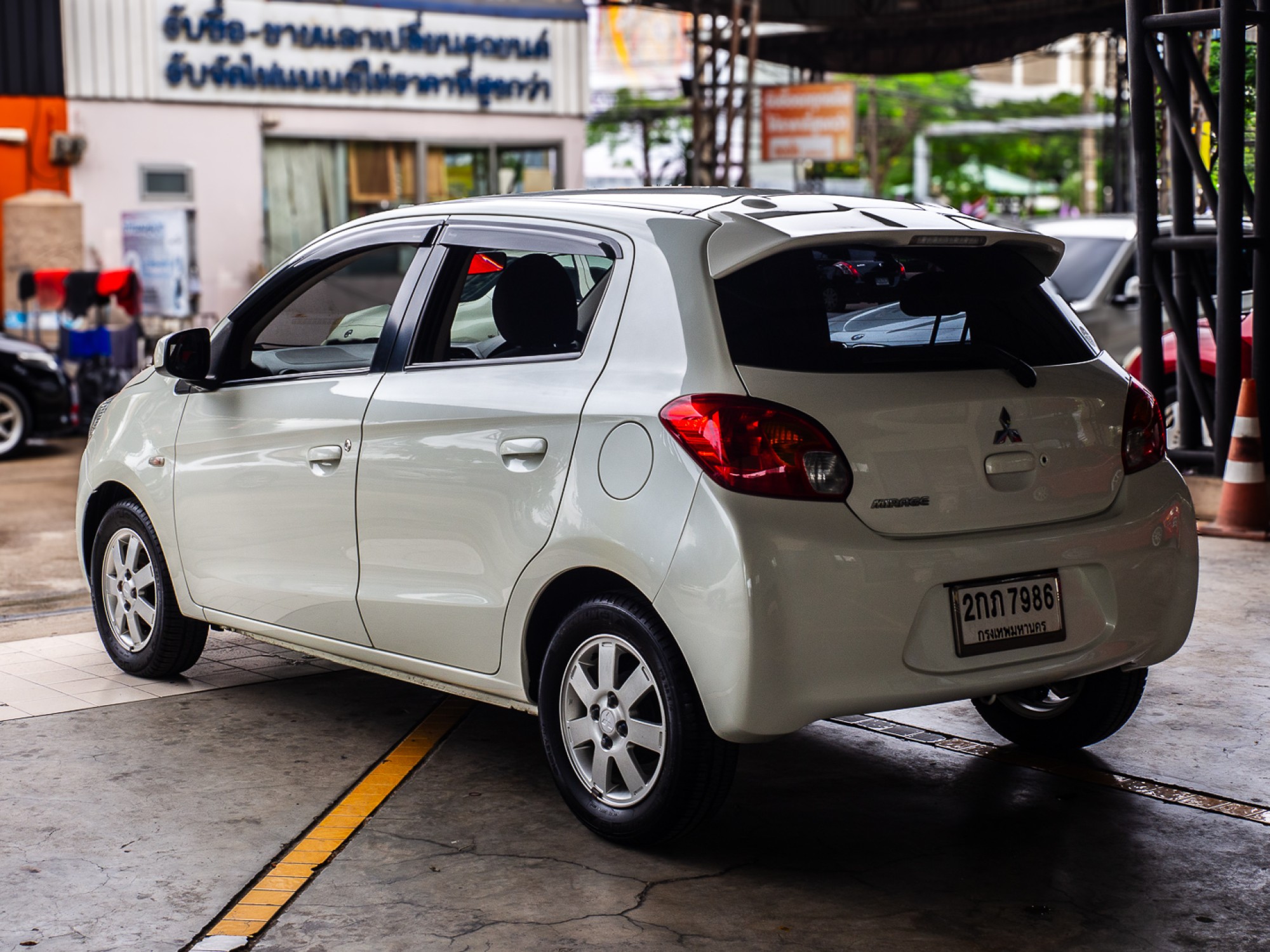 2013 Mitsubishi Mirage สีขาว (รูปที่ 6)