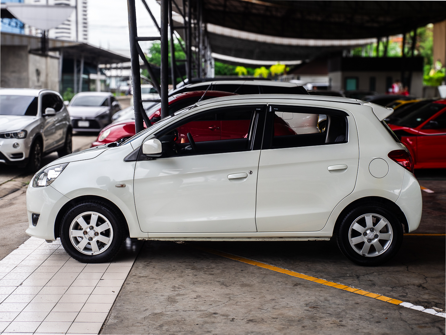 2013 Mitsubishi Mirage สีขาว (รูปที่ 4)