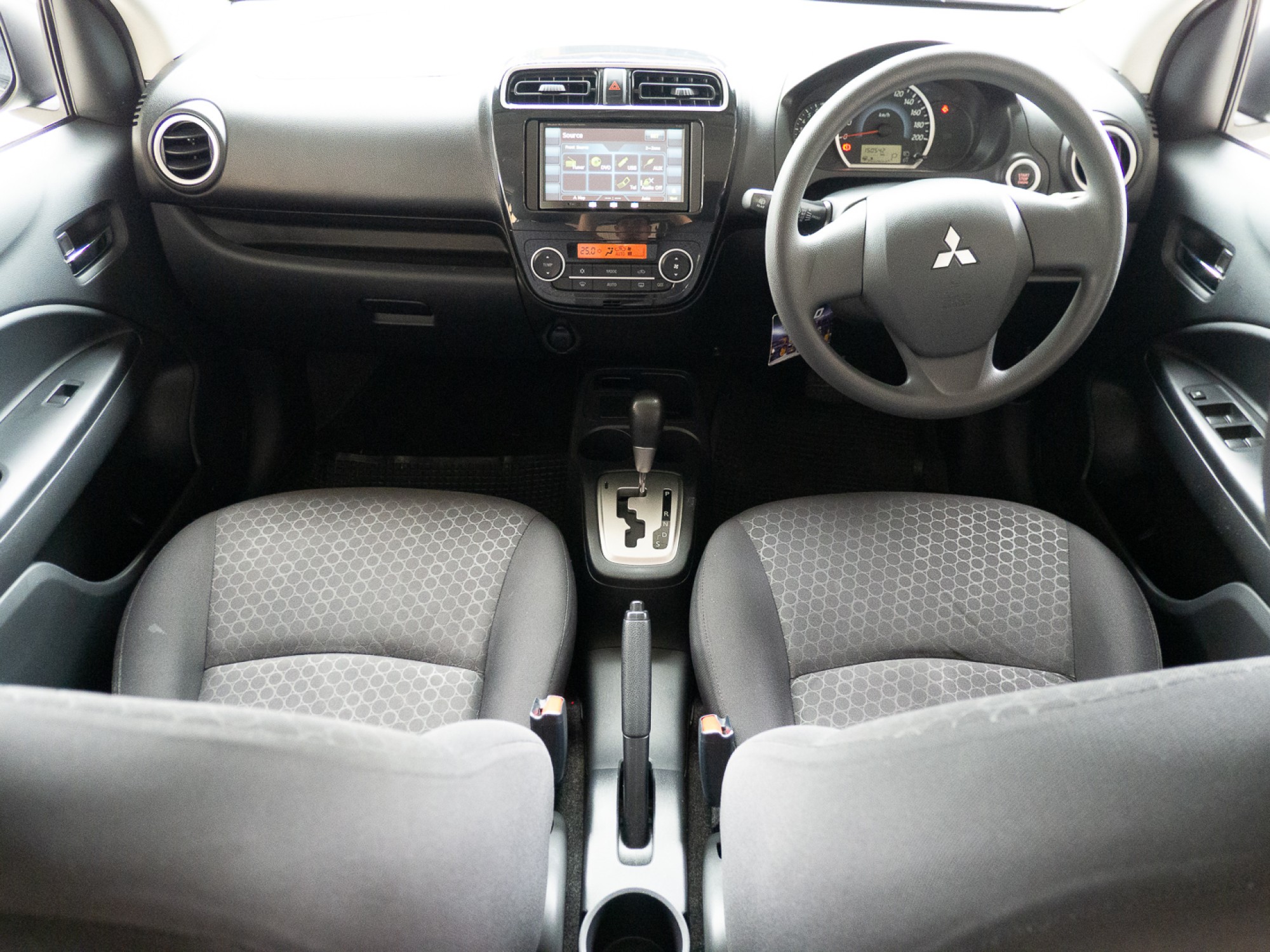 2013 Mitsubishi Mirage สีขาว (รูปที่ 13)