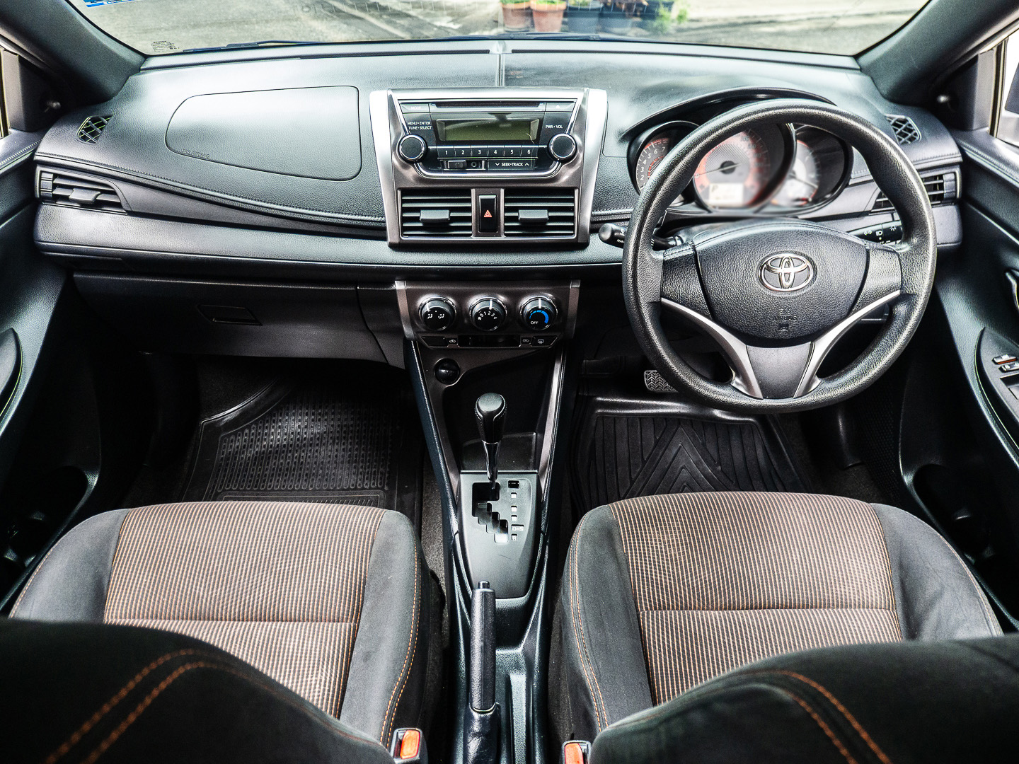 2015 Toyota Yaris สีขาว (รูปที่ 13)