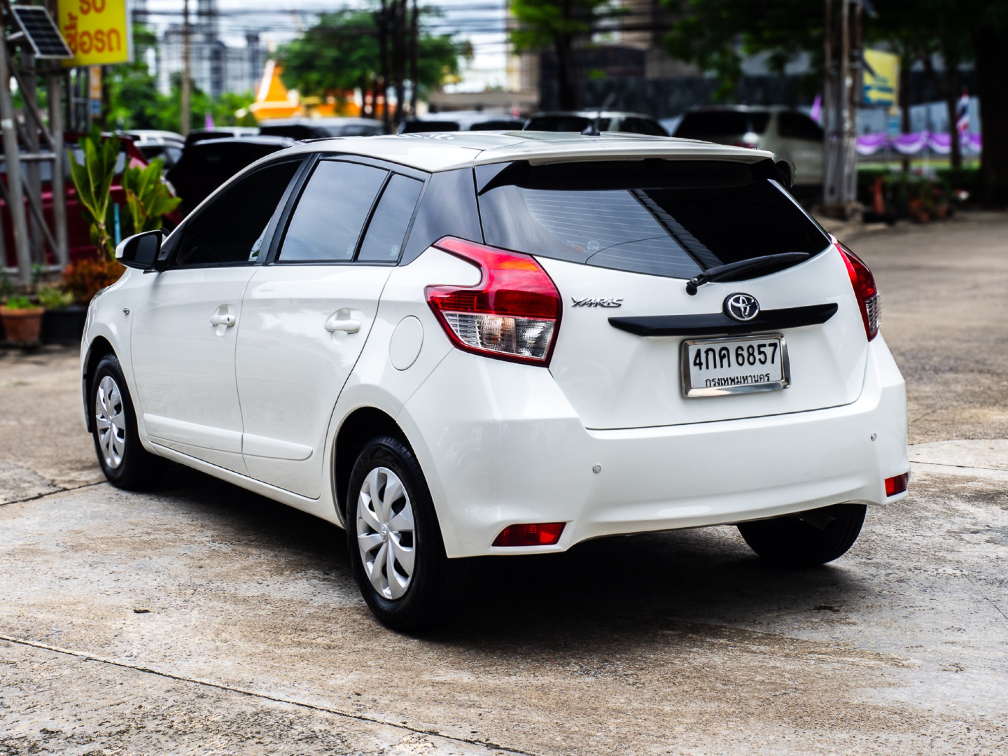 2015 Toyota Yaris สีขาว (รูปที่ 5)