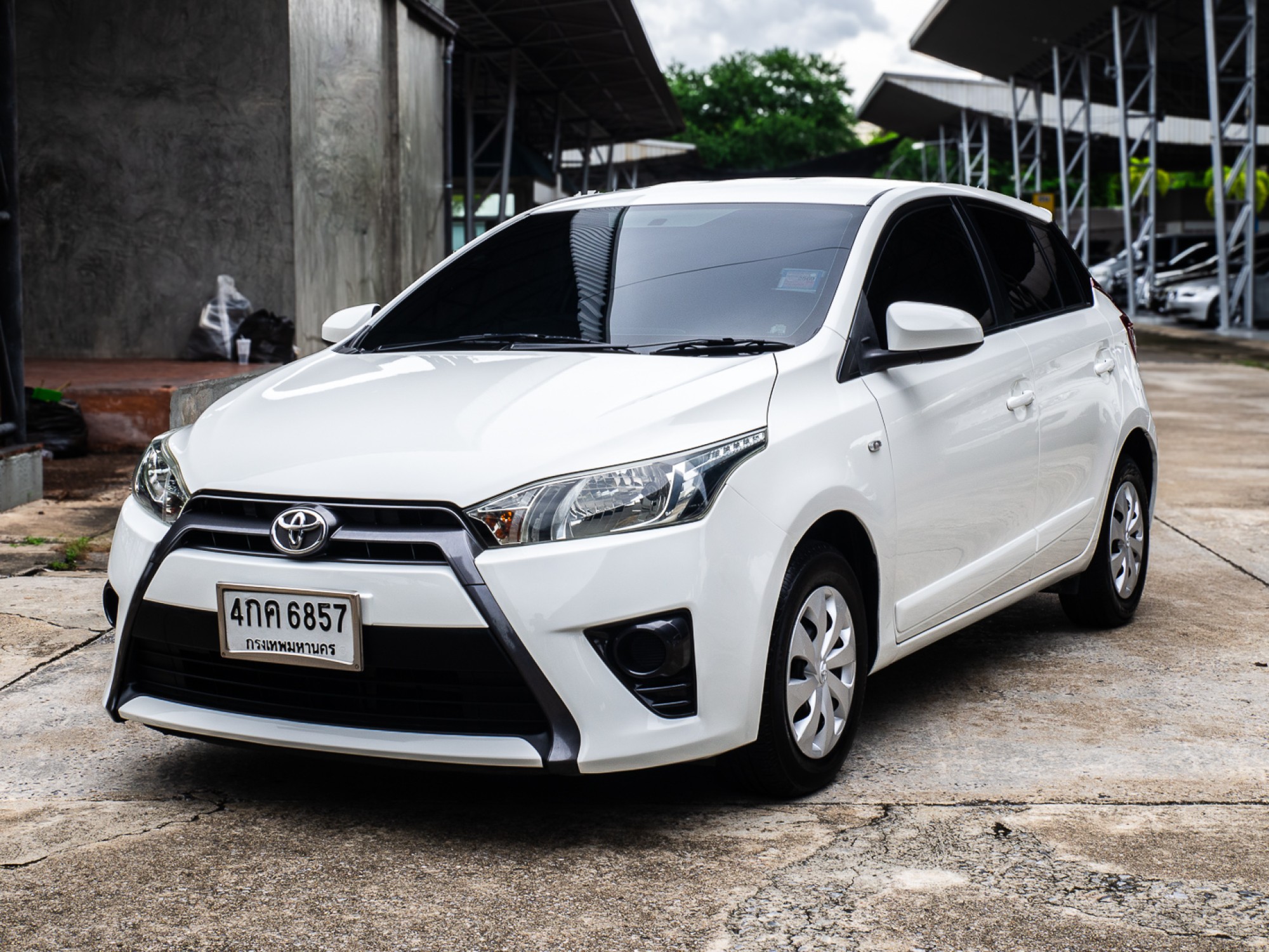 2015 Toyota Yaris สีขาว (รูปที่ 3)