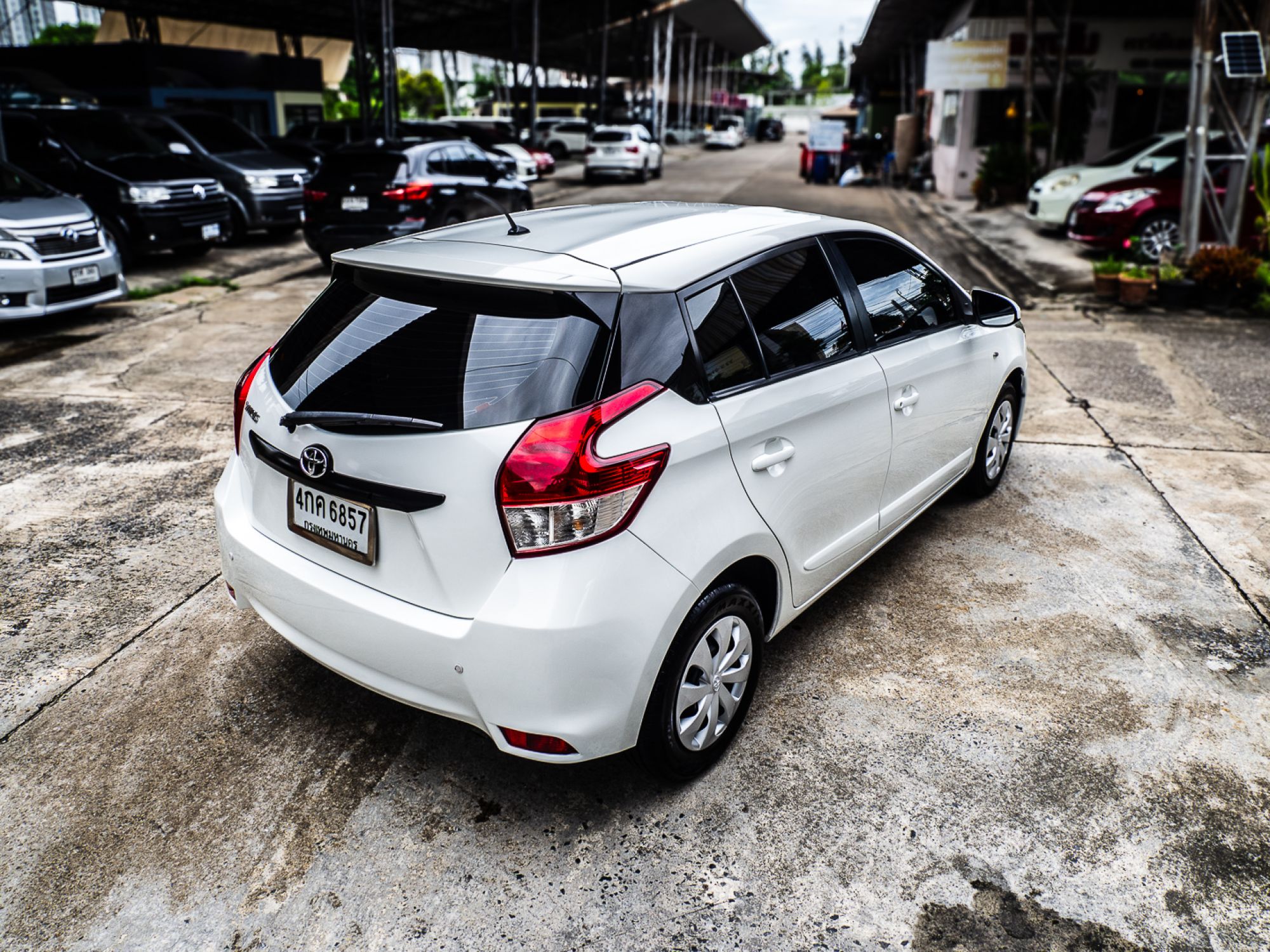 2015 Toyota Yaris สีขาว (รูปที่ 14)