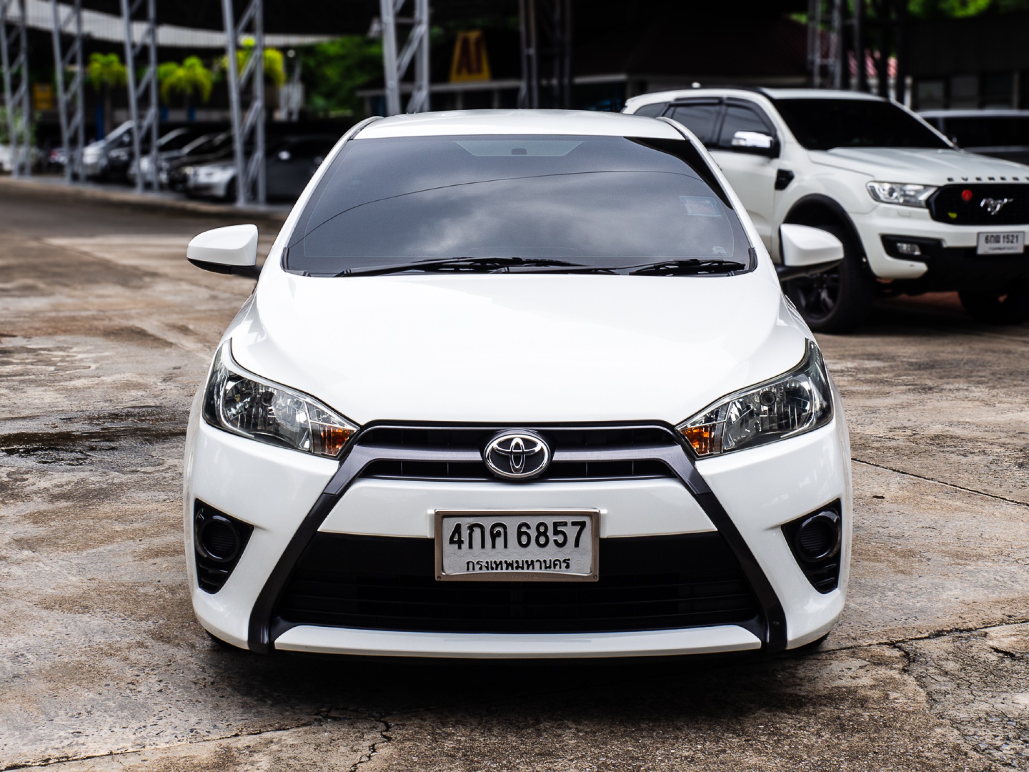 2015 Toyota Yaris สีขาว (รูปที่ 2)