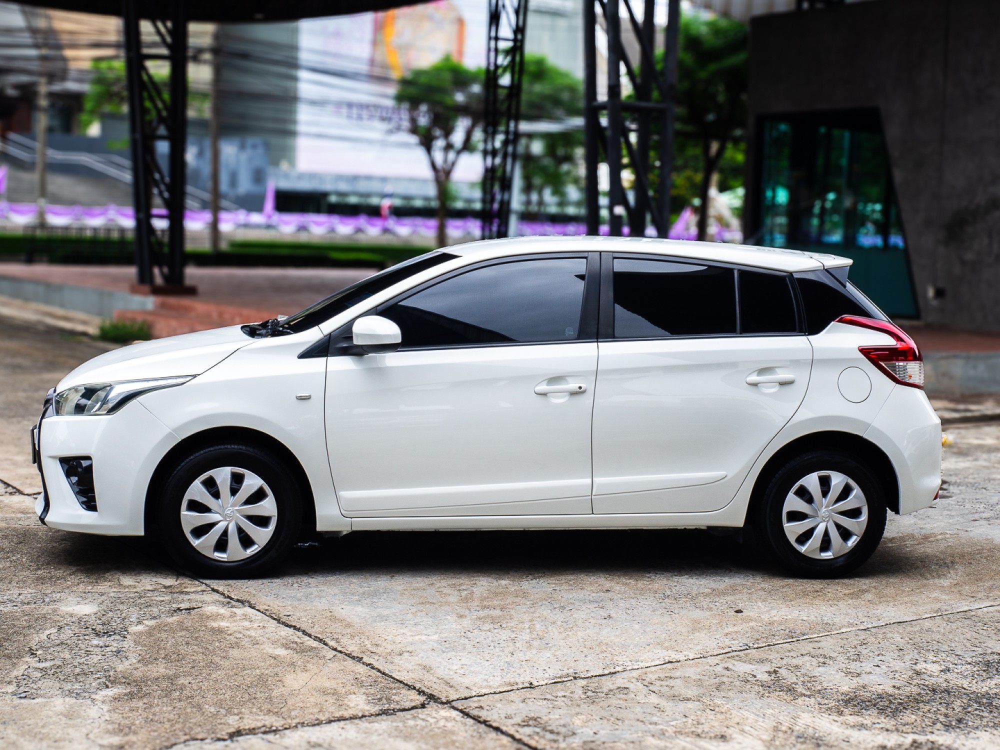 2015 Toyota Yaris สีขาว (รูปที่ 4)