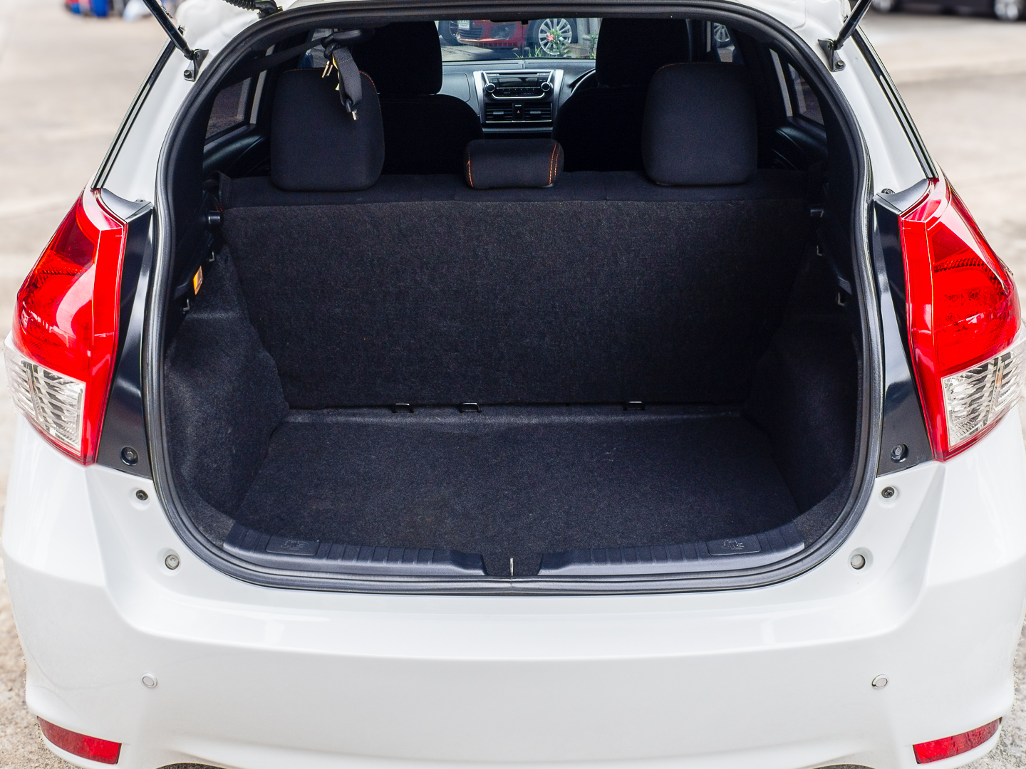 2015 Toyota Yaris สีขาว (รูปที่ 18)