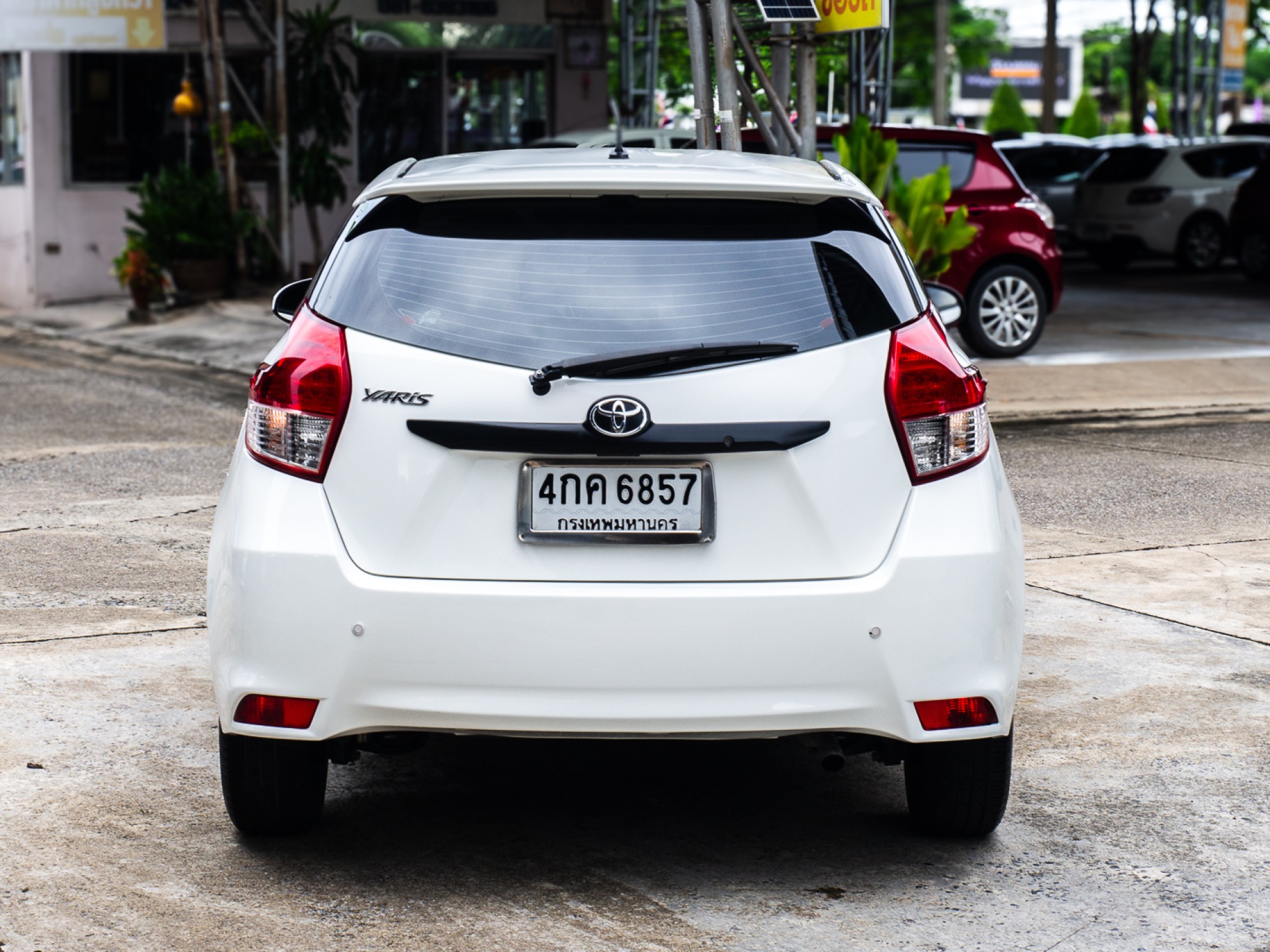 2015 Toyota Yaris สีขาว (รูปที่ 6)