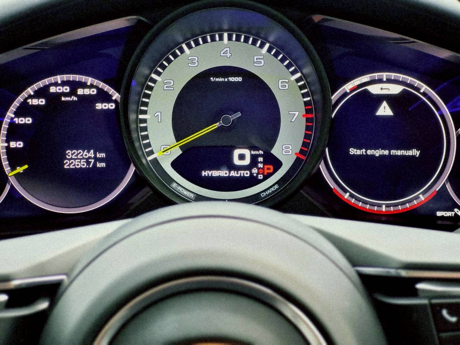 2023 Porsche Panamera E-Hybrid สีชมพู (รูปที่ 10)