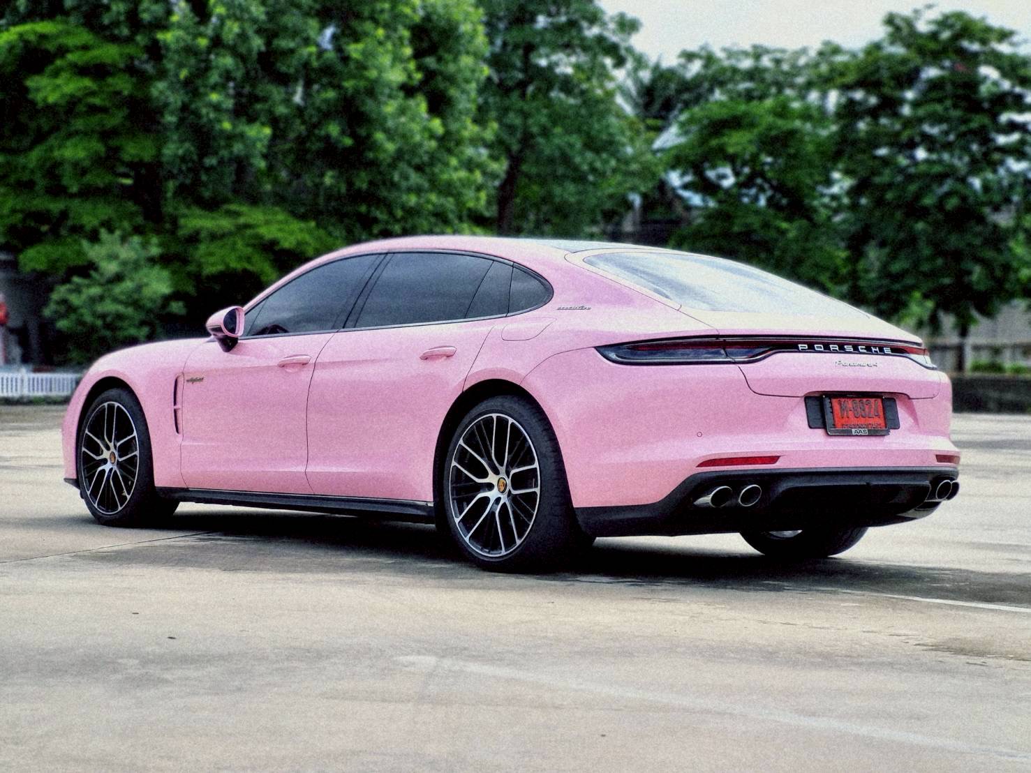 2023 Porsche Panamera E-Hybrid สีชมพู (รูปที่ 8)
