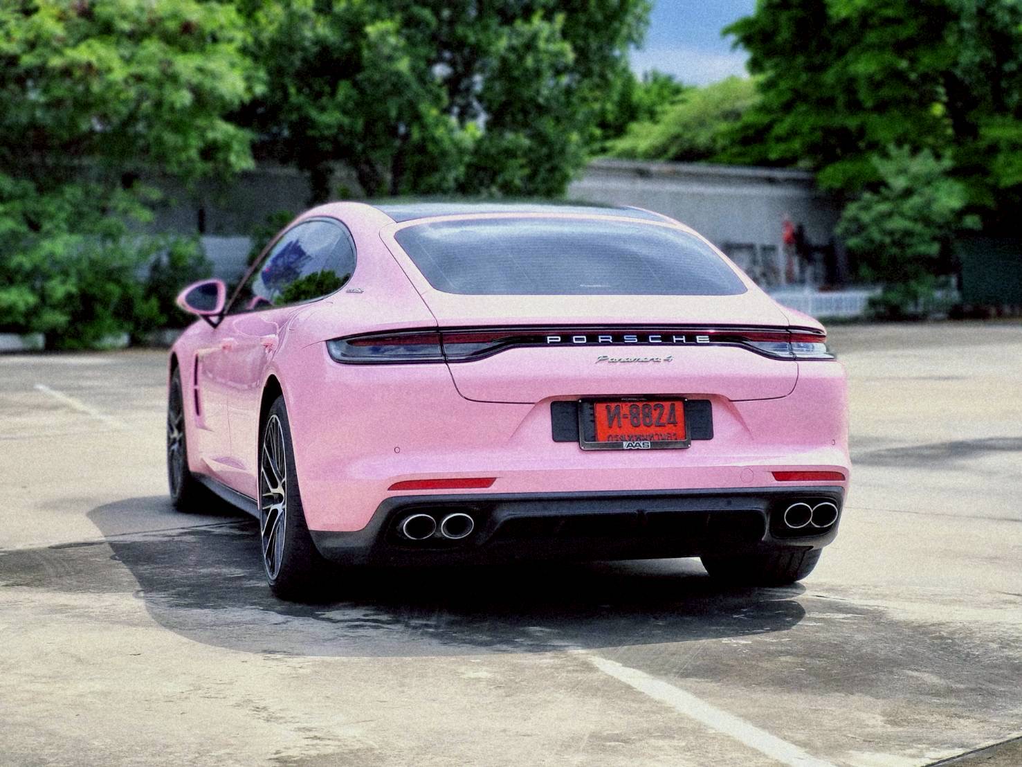 2023 Porsche Panamera E-Hybrid สีชมพู (รูปที่ 3)