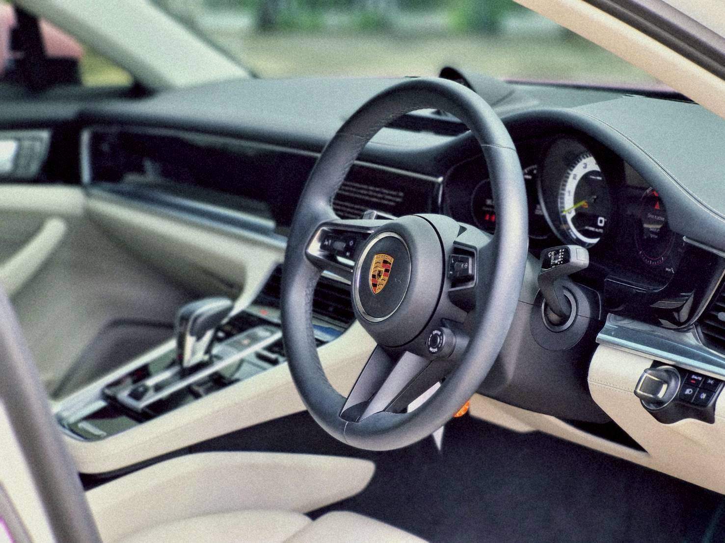 2023 Porsche Panamera E-Hybrid สีชมพู (รูปที่ 11)