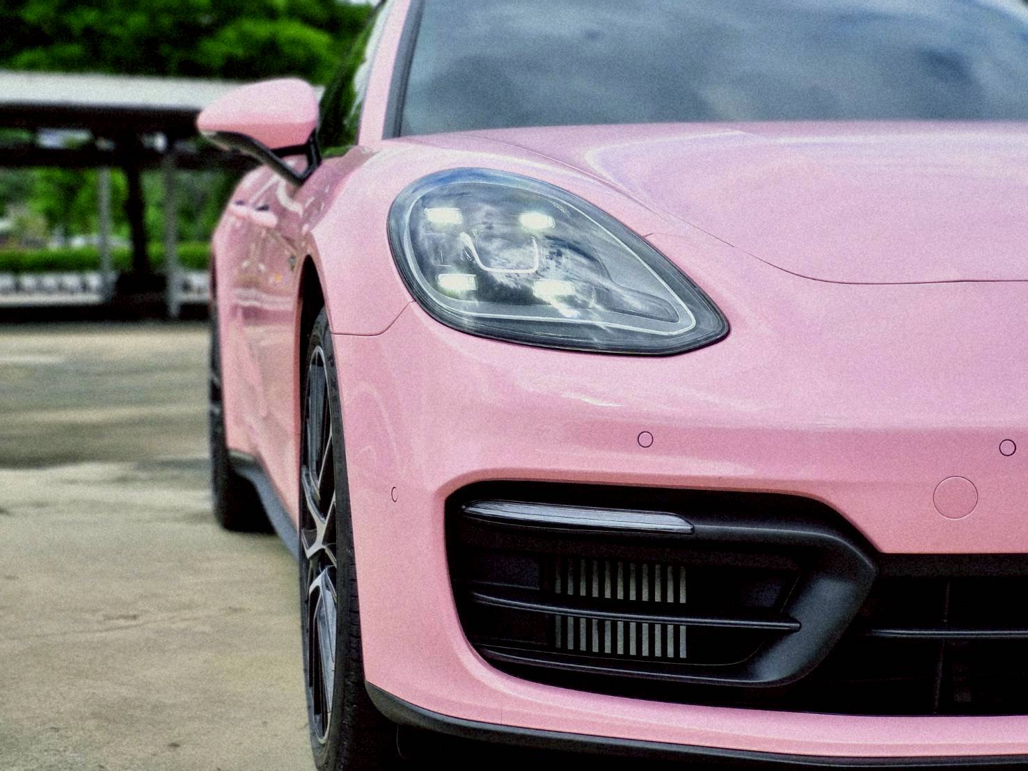 2023 Porsche Panamera E-Hybrid สีชมพู (รูปที่ 17)
