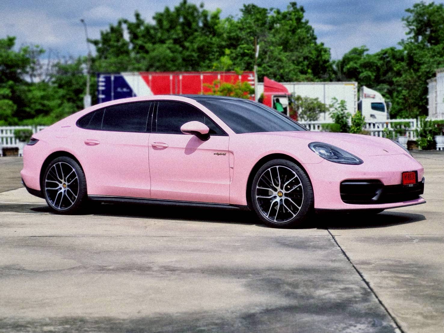 2023 Porsche Panamera E-Hybrid สีชมพู (รูปที่ 5)