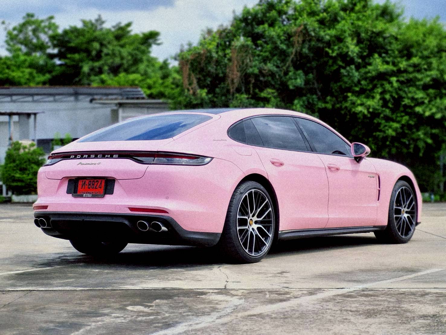 2023 Porsche Panamera E-Hybrid สีชมพู (รูปที่ 4)