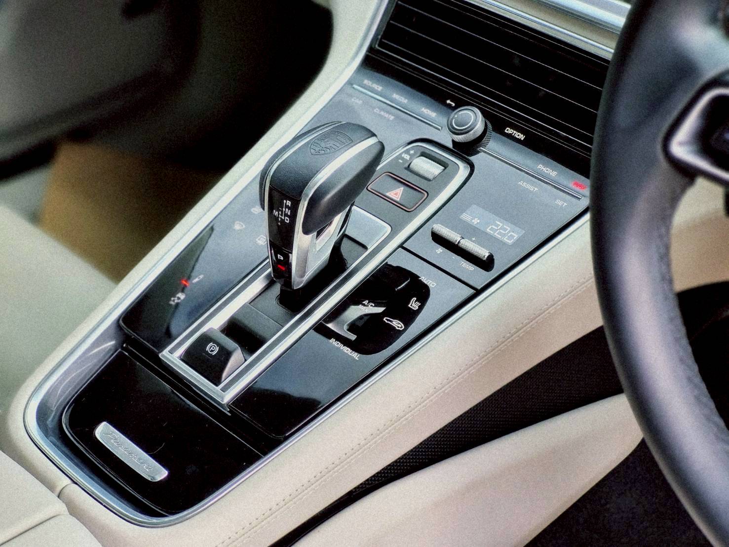 2023 Porsche Panamera E-Hybrid สีชมพู (รูปที่ 13)