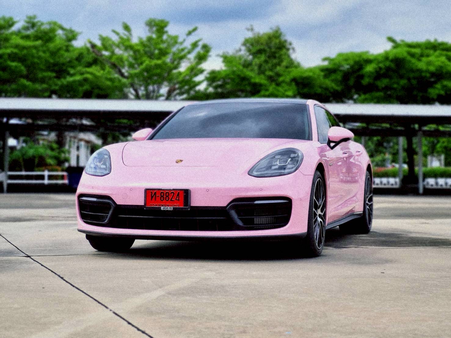 2023 Porsche Panamera E-Hybrid สีชมพู (รูปที่ 2)