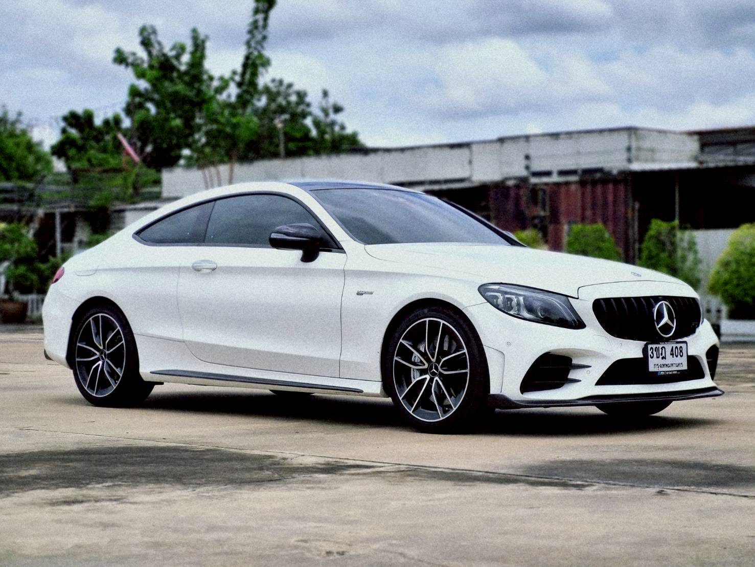 2022 Mercedes-Benz C-Class Coupe C43 AMG สีขาว (รูปที่ 3)