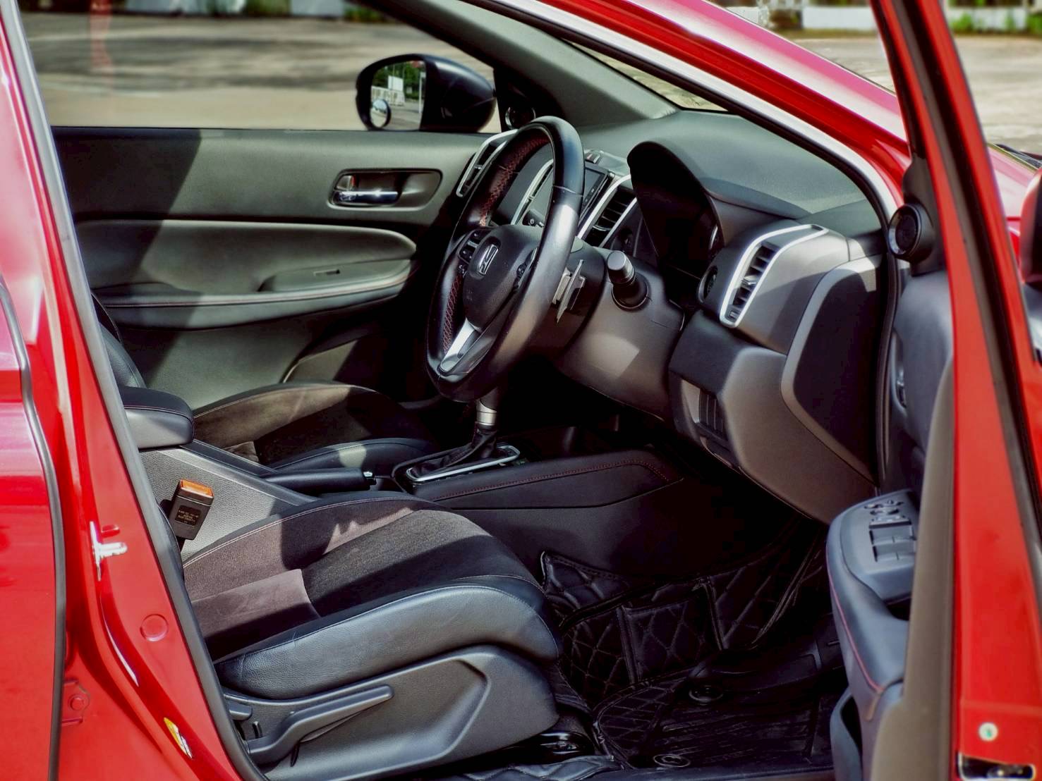 2020 Honda City Hatchback สีแดง (รูปที่ 6)