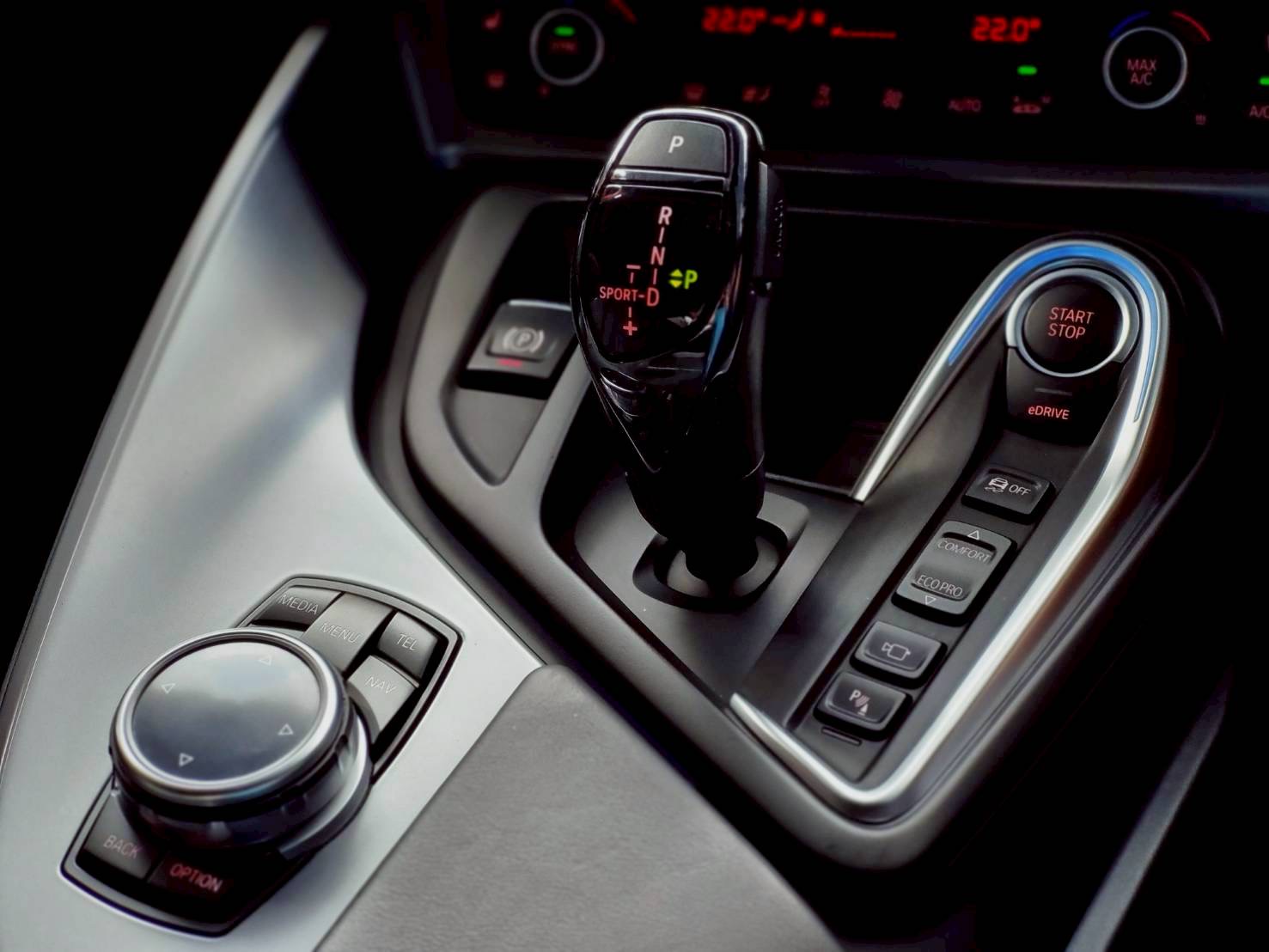 2015 BMW i8 สีเทา (รูปที่ 11)