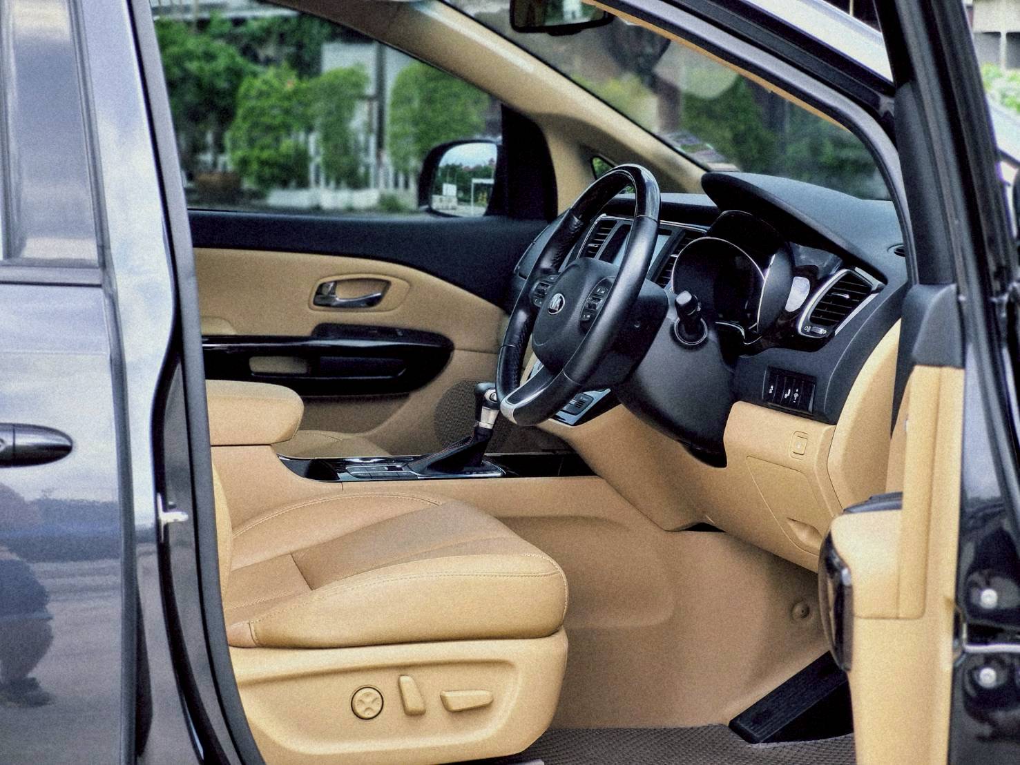 2018 Kia Carnival สีดำ (รูปที่ 6)