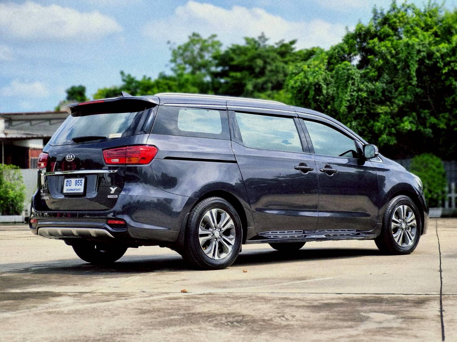 2018 Kia Carnival สีดำ (รูปที่ 5)