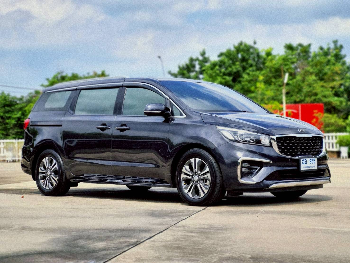 2018 Kia Carnival สีดำ (รูปที่ 2)