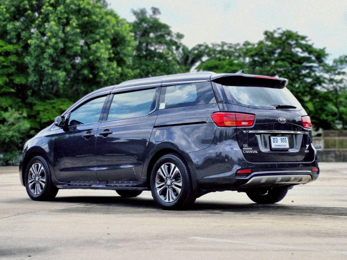 2018 Kia Carnival สีดำ (รูปที่ 3)