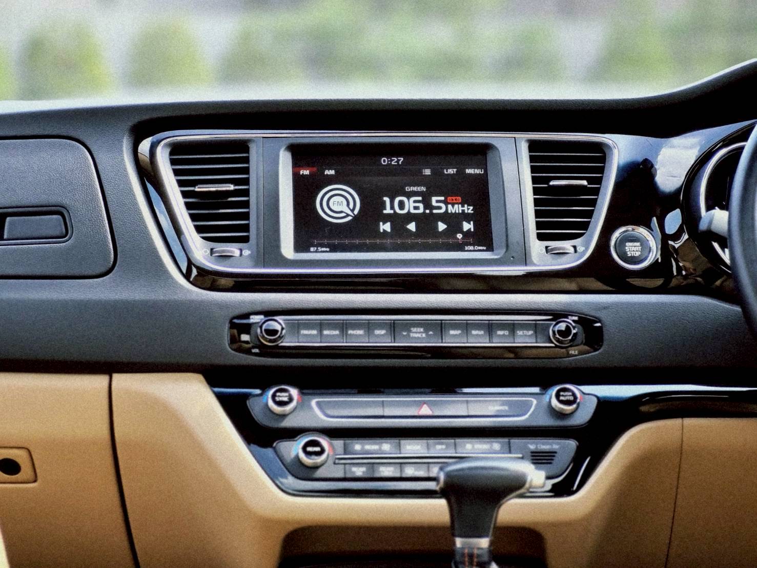 2018 Kia Carnival สีดำ (รูปที่ 11)