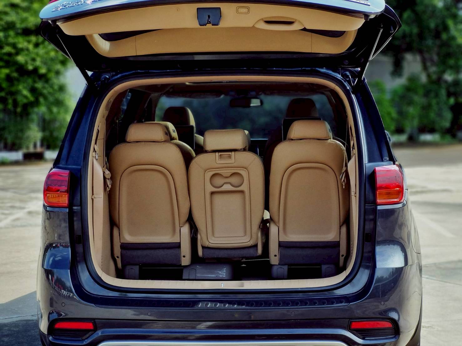 2018 Kia Carnival สีดำ (รูปที่ 16)