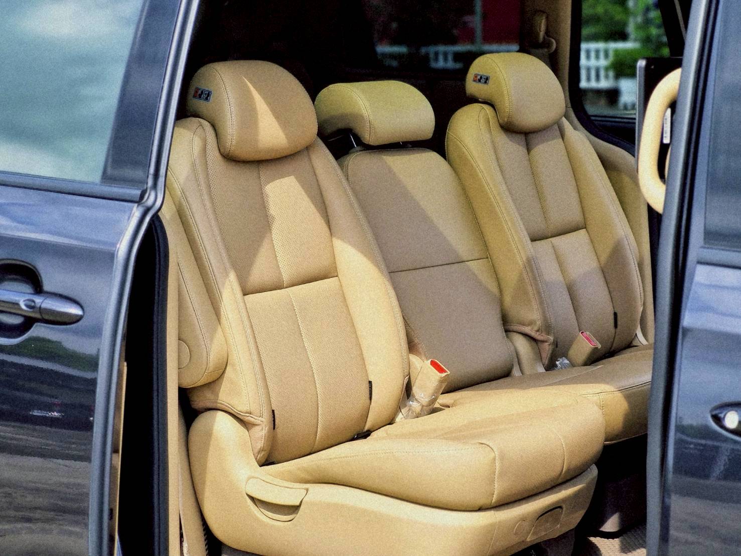 2018 Kia Carnival สีดำ (รูปที่ 9)