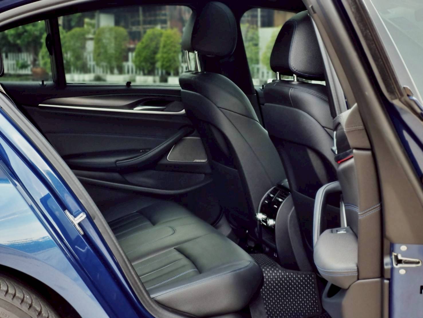 2021 BMW 5 Series G30 530e สีน้ำเงิน (รูปที่ 9)