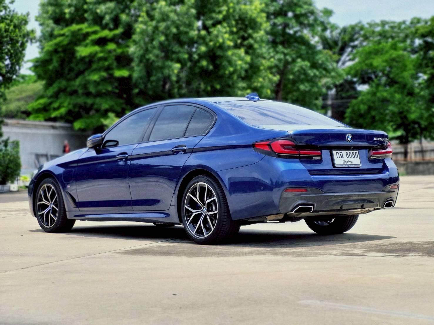 2021 BMW 5 Series G30 530e สีน้ำเงิน (รูปที่ 4)